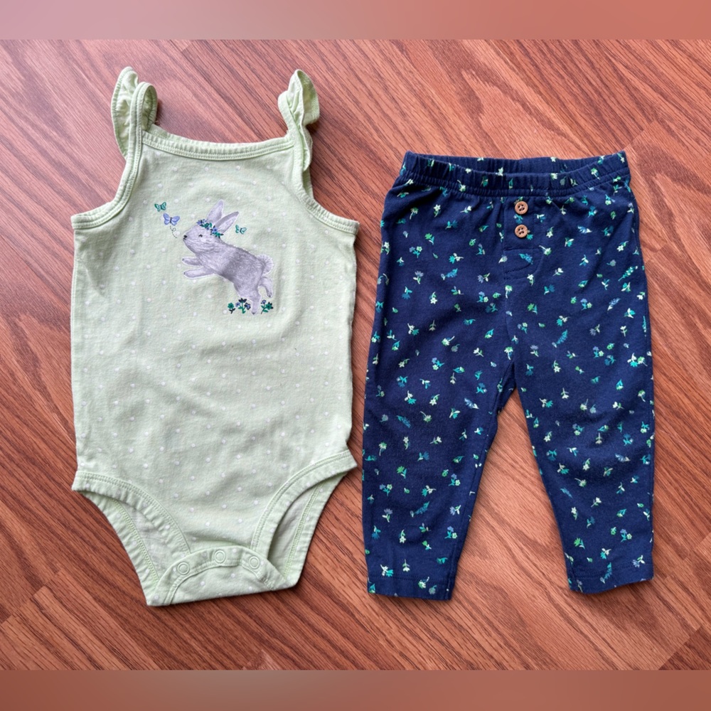 Carter’s 2 pc LIttle GIrl Bunny Outfit